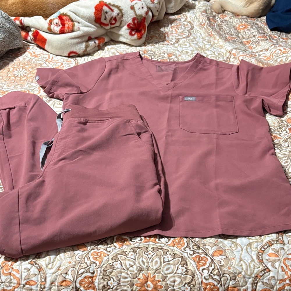 Figs Women's Scrub Top & Pants in Dusty Rose